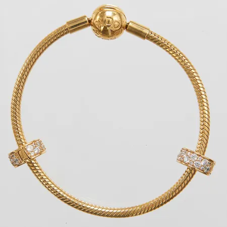 Pandora armband med två berlocker, vita stenar, längd 17cm, gulmetall, box.