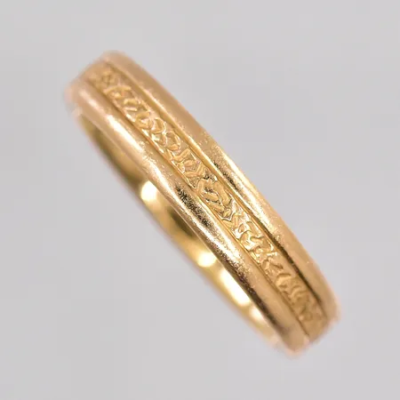 Ring stl:19 graverad 18K Vikt: 5,9 g