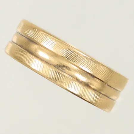Ring tvåfärgad med mönster, stl 18, bredd 6mm, gravyr 14K Vikt: 2 g