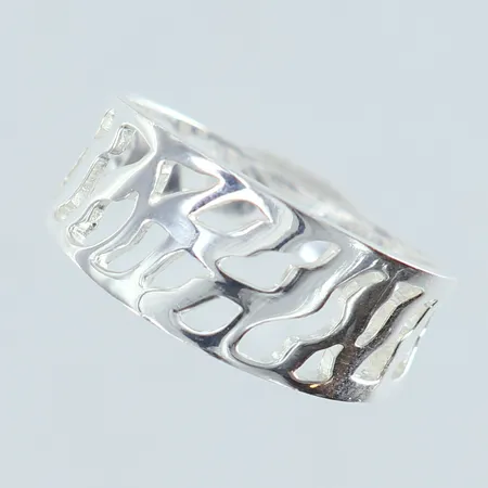 Ring med genombruten dekor stl:18 bredd 3,5-8,5mm Silver 925/1000.  Vikt: 2,6 g