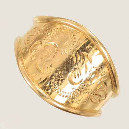 Ring med mönster, stl 18½, bredd 4,5-14,5mm 18K Vikt: 3,7 g