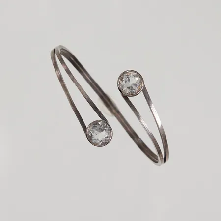 Armring med bergkristall, öppen modell, stl ca 55x65mm, innermått ca 18,5cm, något ställbar storlek, Öhman Martin, Lycksele 1968, silver Vikt: 16,3 g