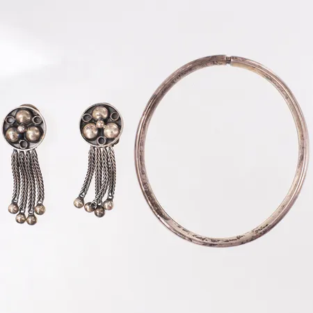 Stelt armband, örhängen med clips, defekta lås, silver 835/1000 Vikt: 27,8 g