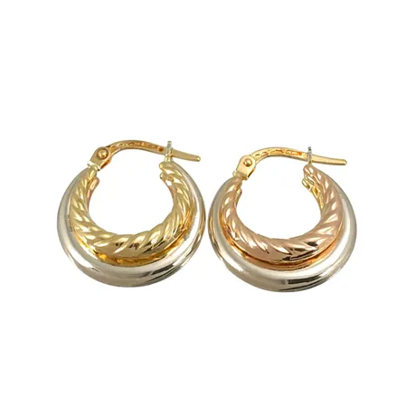Örhängen Creoler i 18K guld, trefärgad modell, tillverkare UnoAerre, storlek 17 x 18,5 mm, tjocklek nedtill 7 mm, fint skick Vikt: 3,3 g