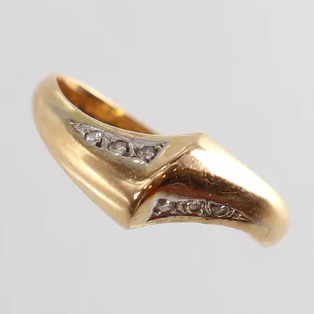 Ring med 8/8-silapde diamanter 6 x 0,01ct stl:17¼ bredd 2-7,5mm 18K. Vikt: 2,2 g
