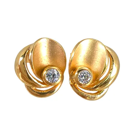 Örhängen i 18K guld med Cubic Zirconia, storlek 8,5 x 10 mm, delvis matterade, olika ploppar, fint skick, stenar utan anmärkning Vikt: 2,2 g