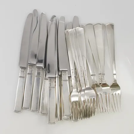 12 Gafflar 18cm, 12 Knivar 19,5cm, 830/1000 Silver bruttovikt 1149,4g.