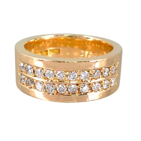 Diamantring i 18K guld Diamanter 20 x 0,015ct, Guldsmed Björn Nilsson AB (GBON), Kristianstad, stl:15¾ mm, bredd 7 mm, invändig gravyr Vikt: 10,3 g