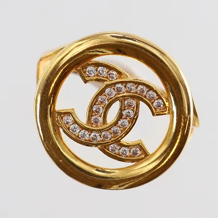 Ring med vita stenar stl:18½ bredd 19mm skev/trasig skena OBS! Ej märkesdesign 18K Vikt: 4,5 g