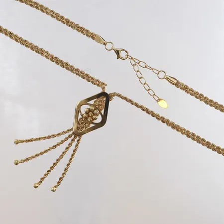 Collier 2-radig Cordell med integrerat hänge justerbar längd 45-50cm bredd 3-19mm, en länk defekt 18K Vikt: 10,9 g