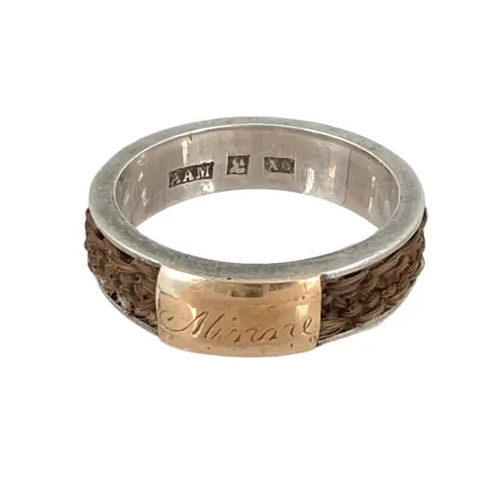 Antik Ring "Hårarbete" silver med detalj i 18K guld med gravyr "Minne", stl:18½ mm, bredd 5,6 mm, tillverkad av Anders Albert Malmstedth Landskrona år 1900 (X6) Vikt: 2,8 g