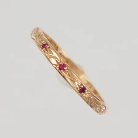 Ring stl:17¼ med röda stenar, bredd 2,3mm, delvis mönsterdekor, svag gravyr, Nya Guldsmedsaffären G Rinman År 1949, 18K, Vikt: 2,2 g
