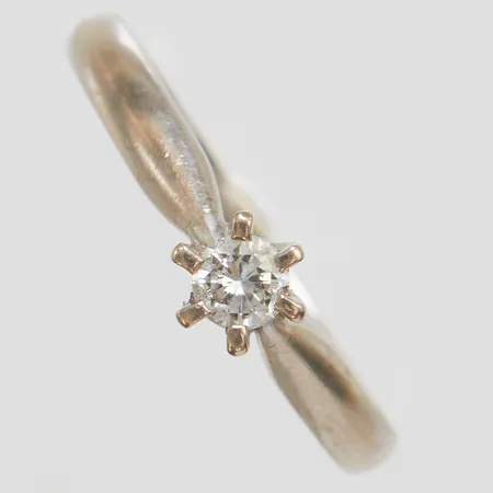 Ring med diamant 0,21ct enligt gravyr, stl:19½, bredd 2-5,7mm, vitguld, svenska stämplar, 18K Vikt: 3,7g Vikt: 3,7 g