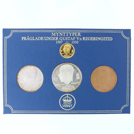 Kassett Mynttyper präglad under Oscar II:s regeringstid 1907-1950, mynt i 23K ca 4,7g, silver mynt i 925/1000 silver 45,3g, Bronsmynt, utgivet av Myntverket, kassett defekt. 
