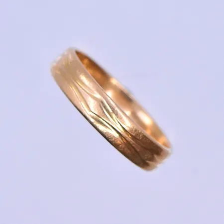 Ring stl: 20¼ bredd 5mm graverad 18K. Vikt: 5,9 g