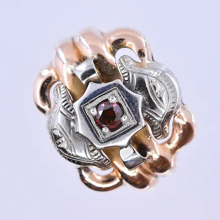 Ring med röd sten, stl 19, bredd 4-17 mm, vitguld/rödguld, 18K. Vikt: 5,3 g