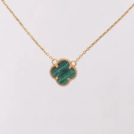 Collier med malakitimitation längd 44,5-45,5cm, bredd 1,3-14,2mm, en klo uppstickande, OBS! Ej märkesdesign! 21K Vikt: 5 g