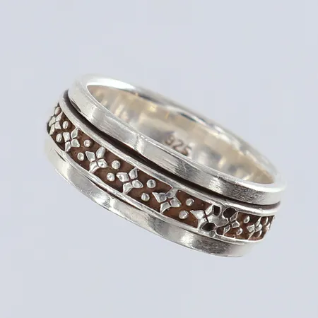 Ring med dekor stl:21 bredd 8,5mm rörlig del silver 925/1000.  Vikt: 8,9 g