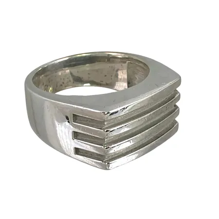 Klackring i silver 925/1000, kraftig modell, stl:20,0 mm, bredd 7-11 mm, bruksmärken Vikt: 14,1 g