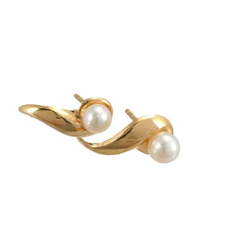 Örhängen i 18K guld med odlade Pärlor Ø 4 mm, längd 13 mm, bredd 6 mm, ploppar saknas, fint skick Vikt: 0,7 g