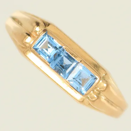 Ring med blå stenar, stl 18¼, bredd 2,5mm 18K Vikt: 2,8 g