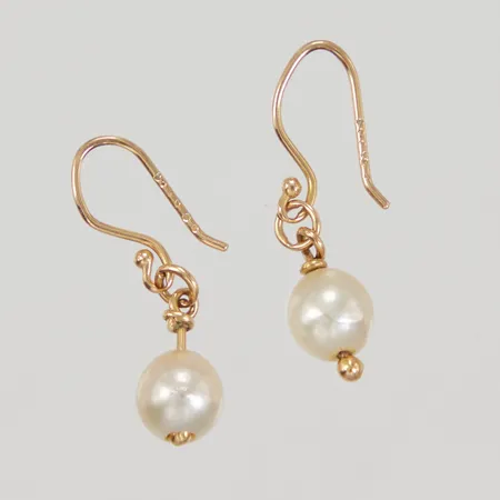 Ett par örhängen med pärlor, längd ca 25mm, 18K Vikt: 2 g