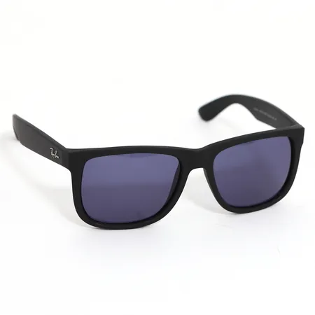 Solglasögon Ray-Ban Justin Classic svarta matta skalmar samt front med svart polariserat glas, märkta RB4165 622/T3 54*16 145 3P, i gott skick, smärre bruksskick, inga tillbehör.