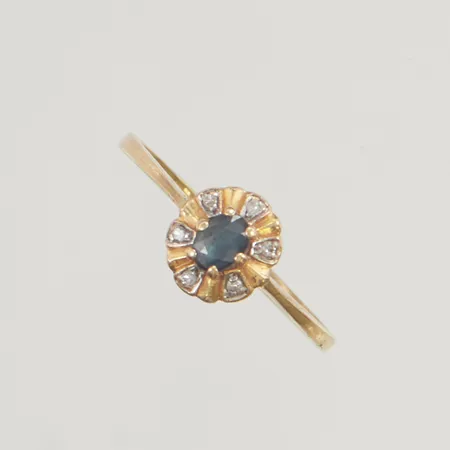 Ring med safir samt diamanter 6x ca 0,0025ct, stl:17 bredd 7mm 18K 1,5g.