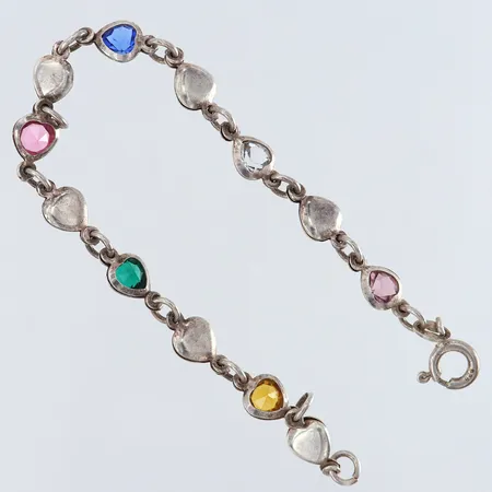 Armband med dekor av hjärtan med färgade stenar längd 17cm bredd 6mm Silver 925/1000. Vikt: 4,4 g på auktion i Kista hos Pantbanken Sverige