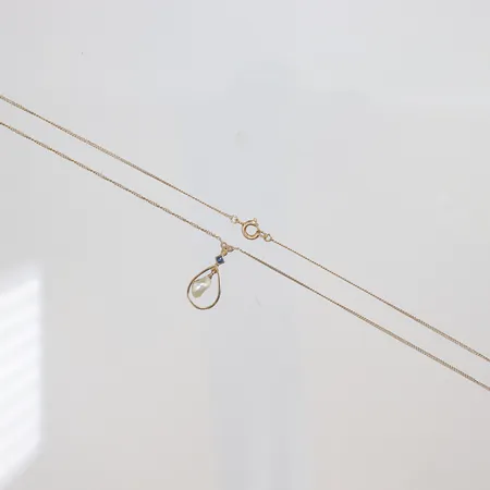 Collier med odlade pärlor med blå sten 44cm bredd 1-21mm 18K Vikt: 3,2 g
