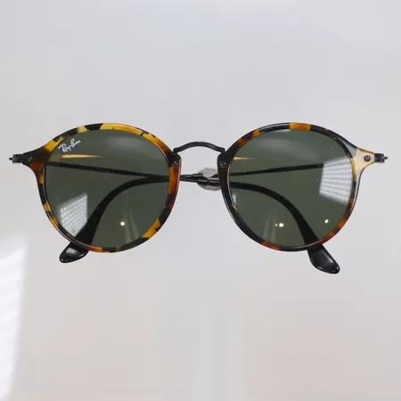 Ett par Solglasögon Ray-Ban modell RB2447 1157, visst slitage, med repor, fodral finns 