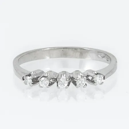 Ring med 5 x ca 0,02ct briljantslipade diamanter stl:17½ bredd 2,1-2,6mm, en skadad sten, vitguld 18K 2,2g.