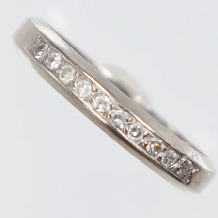 Ring i vitguld med diamanter 10xca0,015ct stl:17¼ bredd 2,5mm K&EC (Ceson) Göteborg 1965, gravyr 18K Vikt: 3,6 g