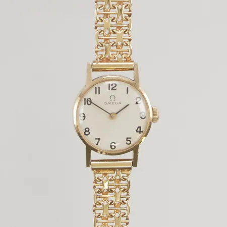Damur Omega 14K 19mm manuell, x-länk med stav i 18K totallängd ca 18 cm, gravyr, bruttovikt 21,6g.