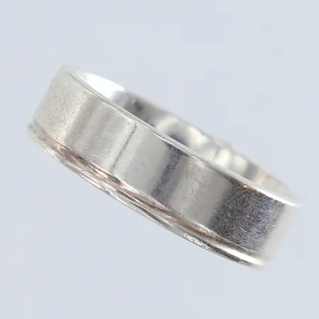 Ring Schalin stl:21¼ bredd 7mm gravyr Silver 935/1000.  Vikt: 8,6 g
