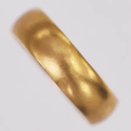 Ring slät stl:19½, bredd 6,2mm, gravyr, 21K Vikt: 5,9 g