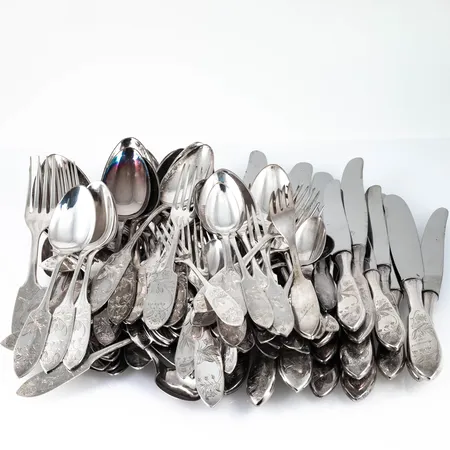Diverse graverat vikt skedar och gafflar: 2260,0g. bruttovikt knivar 1450,0g. silver 830/1000. Skickas med postpaket.