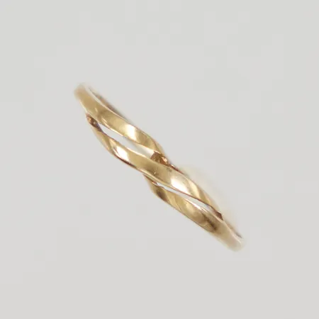 Ring stl 17, bredd 1,3-3mm, något skev, 14K Vikt: 0,9 g