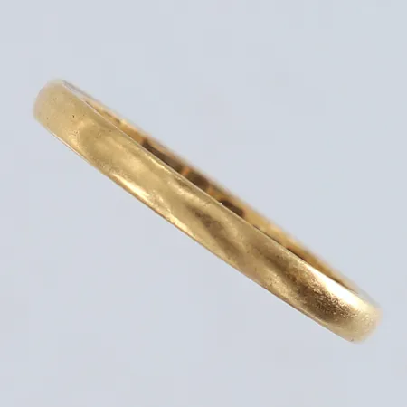 Ring slät stl:19½ bredd 2,5mm gravyr 18K.  Vikt: 4,8 g