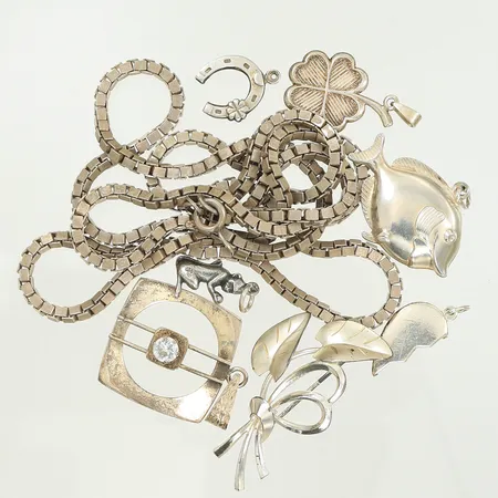 Brosch med löv, hänge apa, hänge hästsko, hänge halvt hjärta, hänge fisk, halskedja Venezia, hänge med vit sten, hänge fyrklöver, samtligt slitet/defekt, Silver 830-925/1000, 54,8g Vikt: 54,8 g