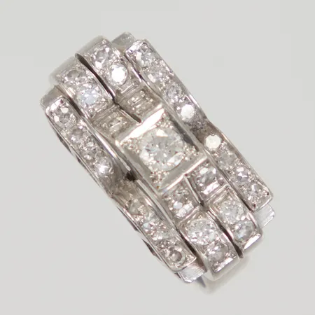 Ring stl 18¾, bredd 3-10mm, höjd 6,2mm, diamanter 1x ca 0,16ct, 28x 0,01-0,03ct, blandade slipningar, Juvelfabriken Ab, stockholm 1948, Platina Vikt: 8,3 g