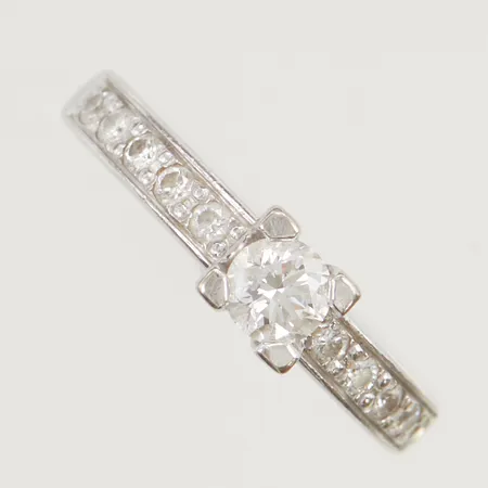 Ring med diamanter totalt 0,50ctv enligt gravyr, (1x ca 0,30ct 10x ca 0,02ct), kvalitet ca TW-W/VS, stl:15½ bredd 3-5mm Schalin vitguld 18K 4,4g.
