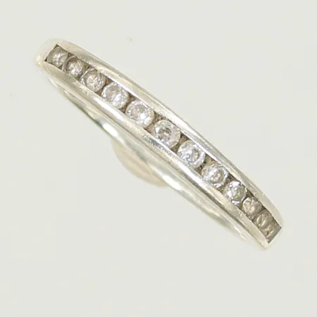Ring med vita stenar, stl 18¾ bredd 1,7-3,3mm, ojämn skena, silver 925/1000-delar 2g Vikt: 2 g