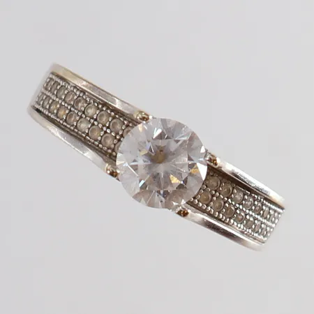 Ring med vita stenar stl:16½ bredd 6mm vitguld 18K Vikt: 5,1 g