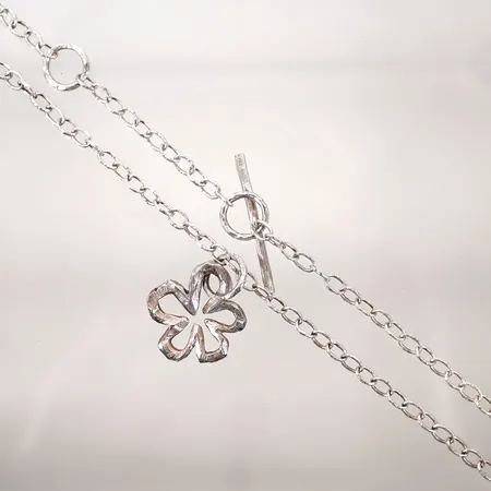 Kedja med hänge "Svensk Sommar" av Sandberg längd 42-49cm kedjans bredd 5mm blommans längd 3,5cm inkl. ögla bredd 27mm silver 925/1000 22,8g Vikt: 22,8 g