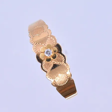 Ring med vit sten stl: 16½ bredd 2-5mm 18K. Vikt: 0,9 g