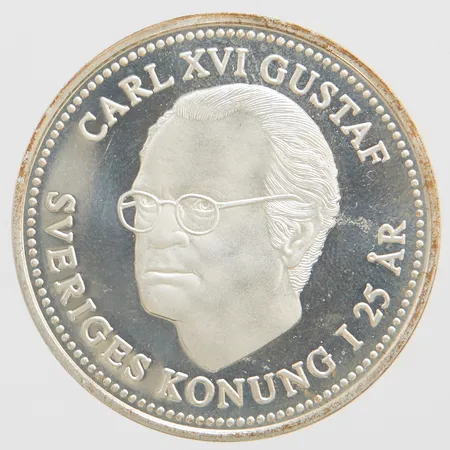 Mynt Carl XVI Gustaf Sveriges konung i 25 år, år 1998, nominellt värde 200kr, etui, fläckig, silver 925/1000. Vikt: 27 g Vikt: 27 g