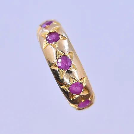 Ring med troligen rosa safirer stl: 15½ bredd 3-6mm 22K. Vikt: 3,2 g