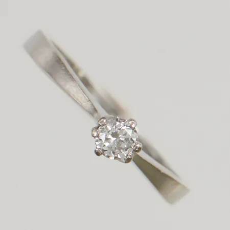 Ring med diamant 0,15ct enligt gravyr, stl:16½ bredd 4mm skadad fattning vitguld 18K 2,3g.