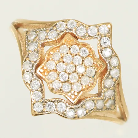 Ring med 49 vita stenar, slitna, stl 18 bredd 1,5-16mm, 18K 3,4g totalt.